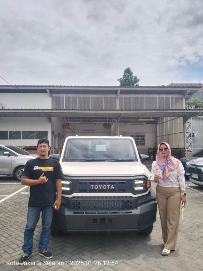 Foto Penyerahan Unit Sales Mobil Toyota Yulia (8) Toyota Mampang